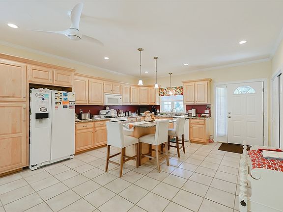 4th image of 50 Lawrence Dr #19