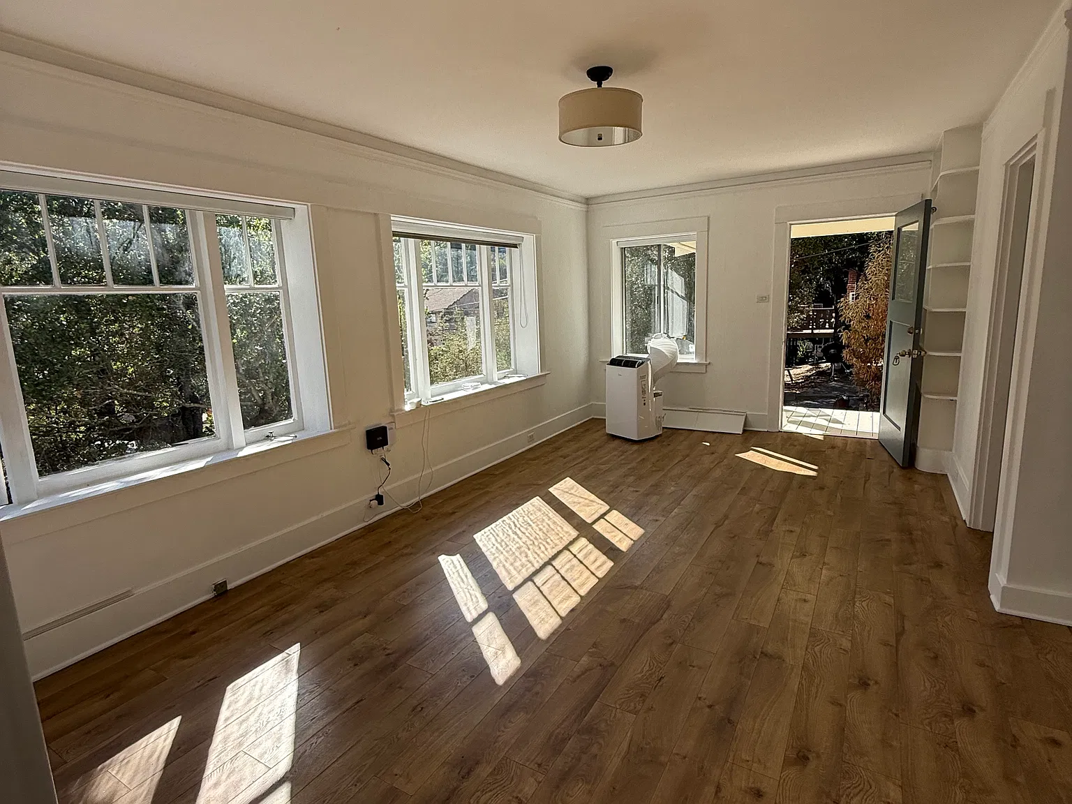 3 bed, 940 sqft, $6,000 — Photo 2