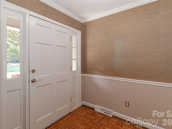 5th image of 1051 Michael Ave
