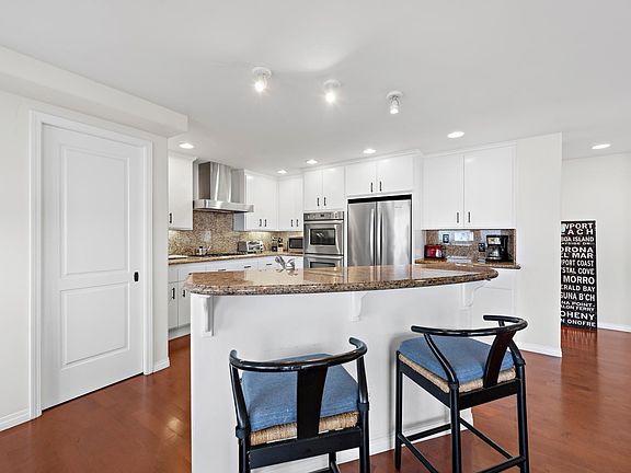 5th image of 3036 Breakers Dr