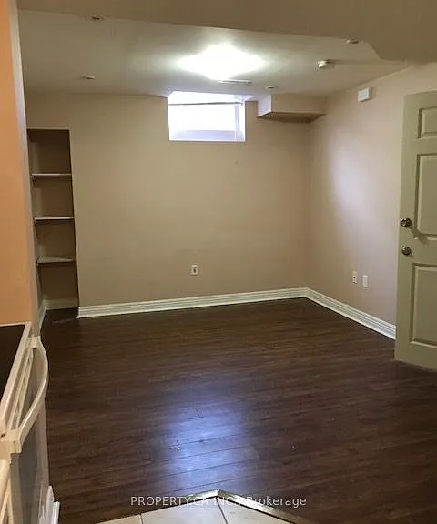 2194 Wildwood Cres E #LOWER — Photo 2