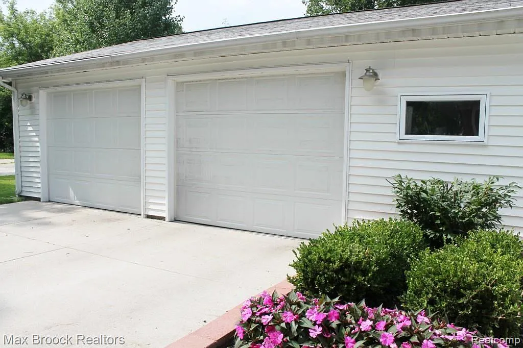 3 bed, 1.5 bath, 1614 sqft, $2,449 — Photo 2
