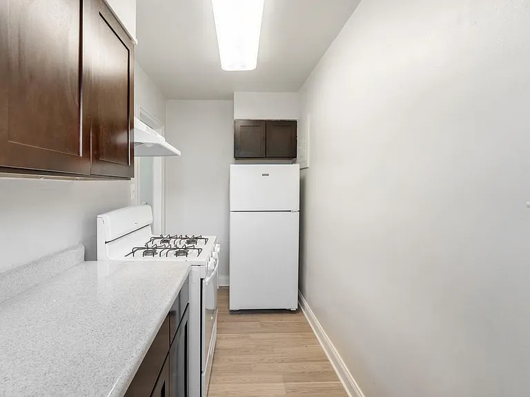 Bedford and Victoria Station Apartments — Photo 14