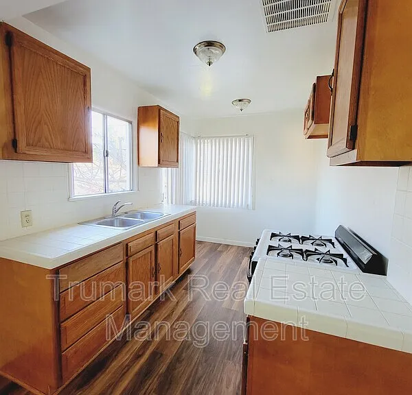 512 Irving Ave #D — Photo 9