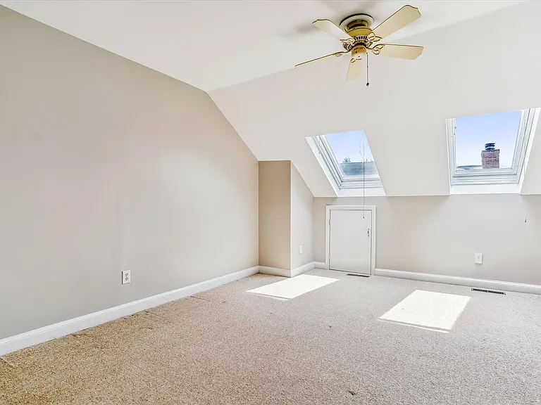 1158 N Pitt St — Photo 33