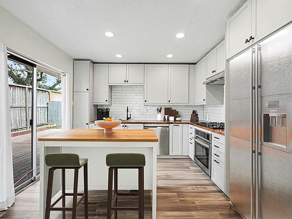 4th image of 1723 Linfield Way