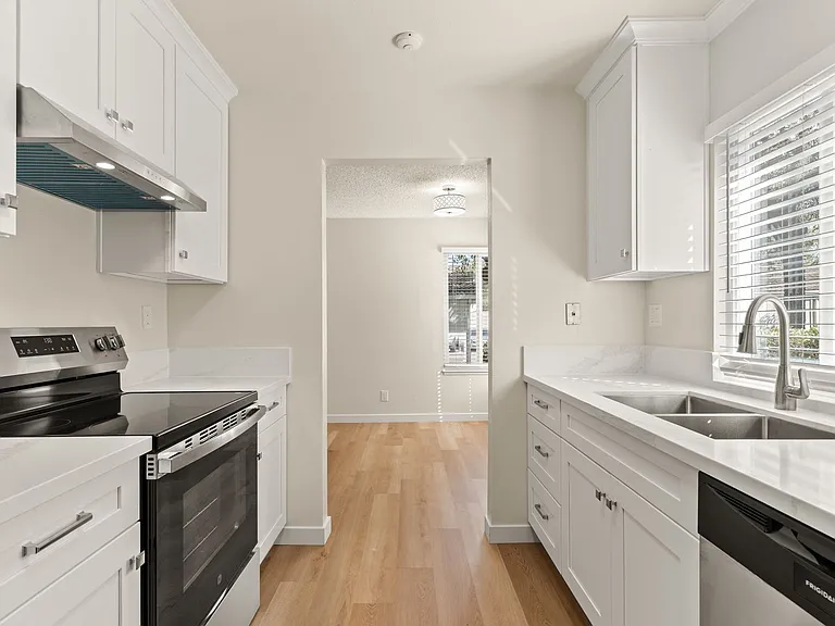 4910 Lowry Rd — Photo 9
