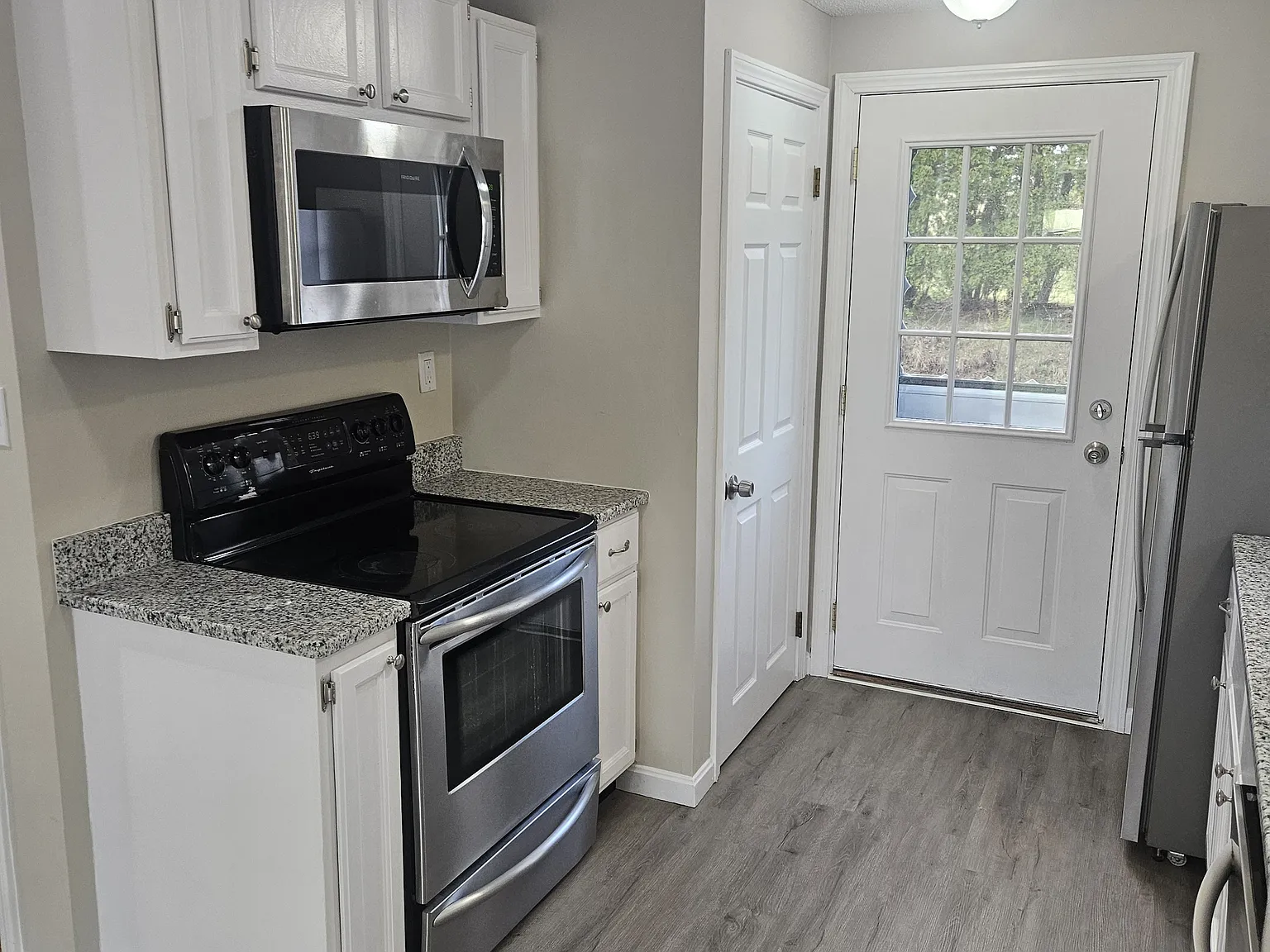 3 bed, 1210 sqft, $3,500 — Photo 2