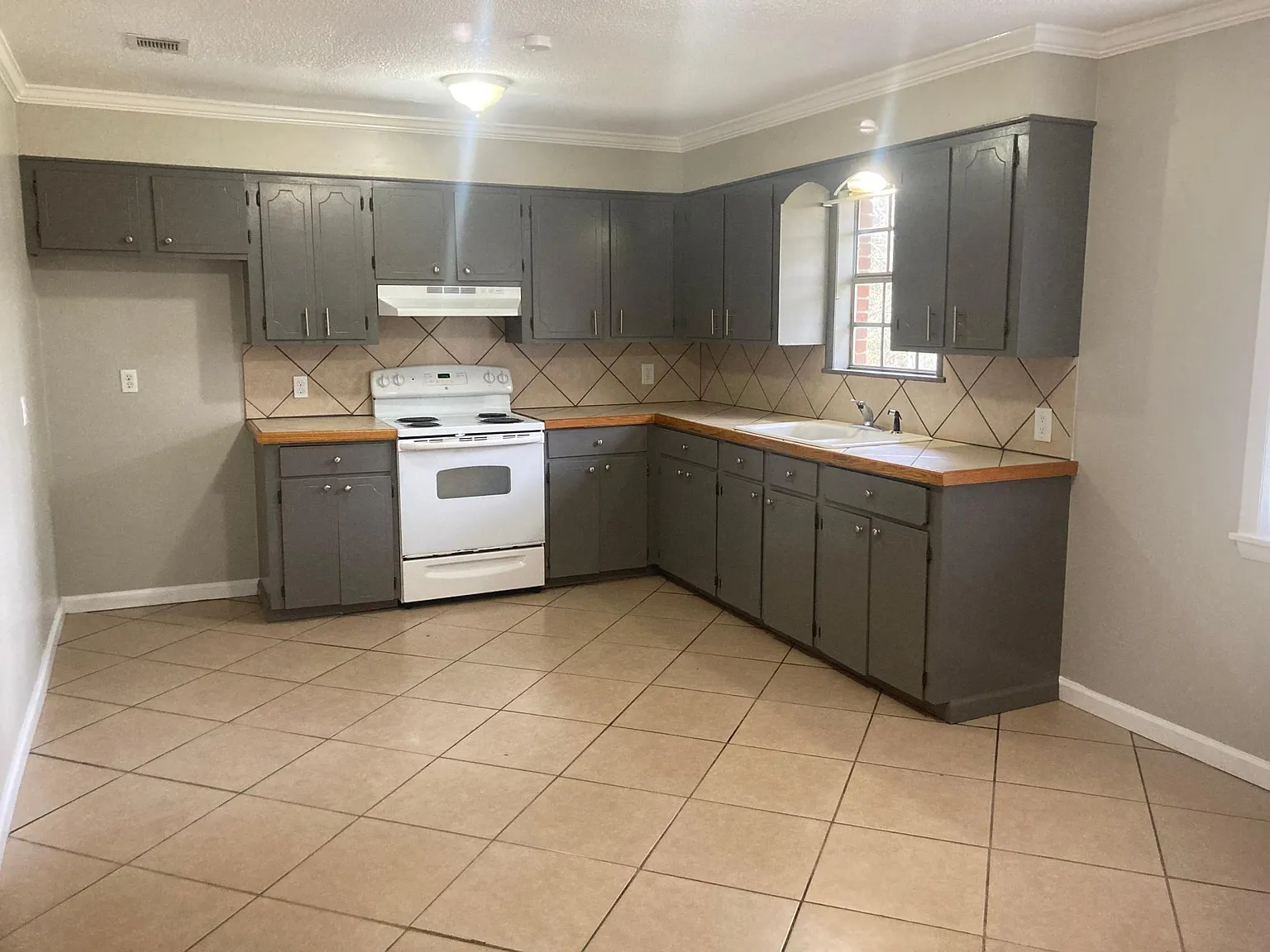 3 bed, 1160 sqft, $1,250 — Photo 3
