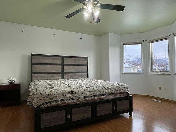 Master Bedroom, Great View of the mountains!