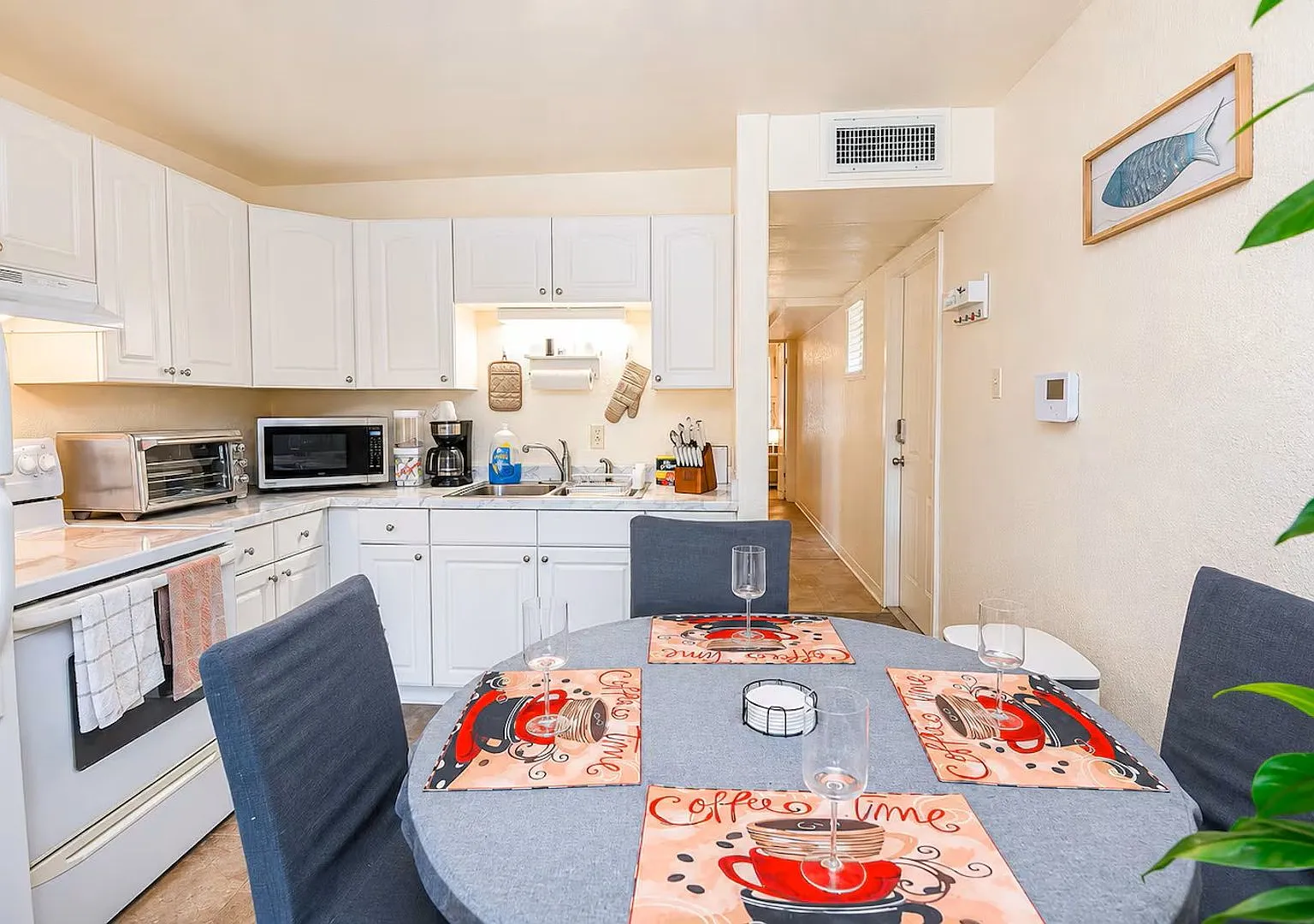 2 Bedroom 1 Bath Fully-Furnished Lakefront Apartment — Photo 4