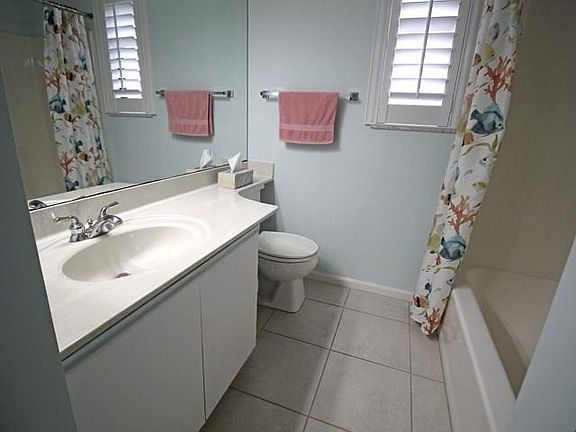 4th image of 390 SW South River Dr APT 201