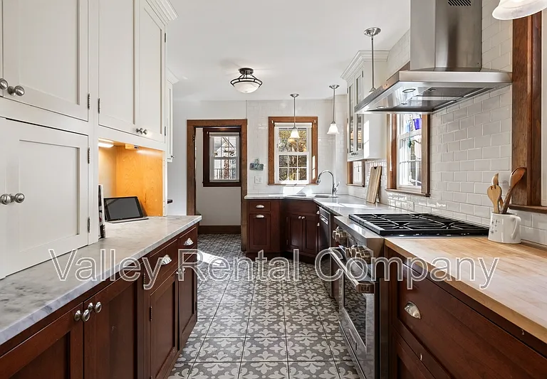 61 Woodlawn Ave — Photo 1