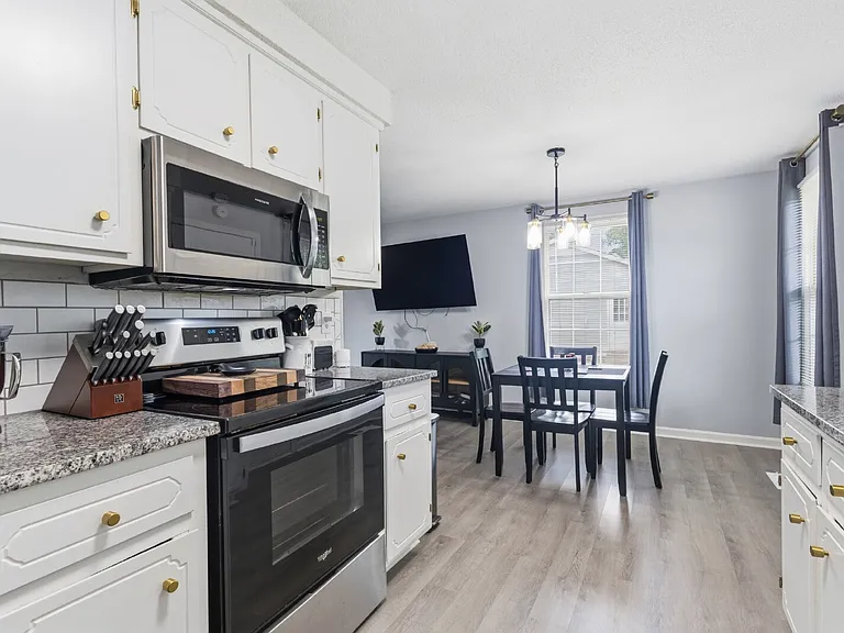 688 Debbie Dr — Photo 10