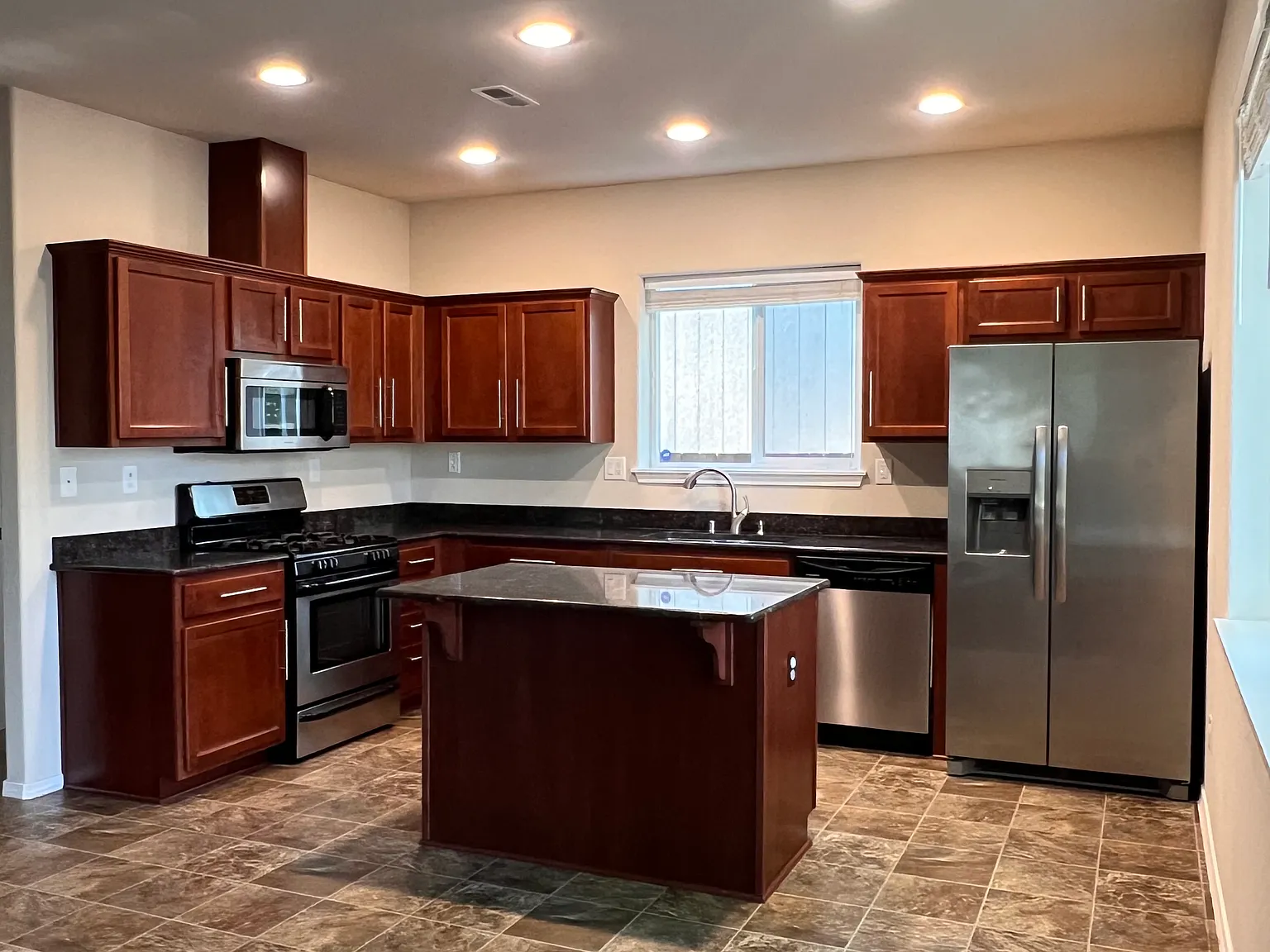 3 bed, 2.5 bath, 2142 sqft, $2,900 — Photo 3