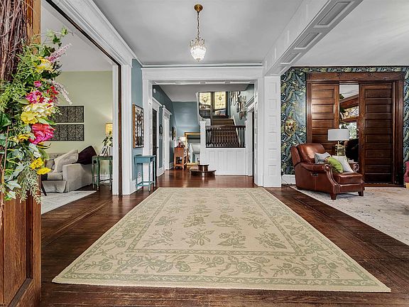 4th image of 220 Park St