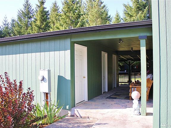 front view of the covered breezeway w/additional storage rooms, very clean, well kept property