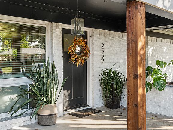 3rd image of 2559 Globe Ave