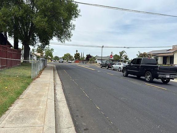 5th image of 15804 Cambridge Dr