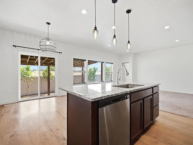 394 W Parkway Dr — Photo 11