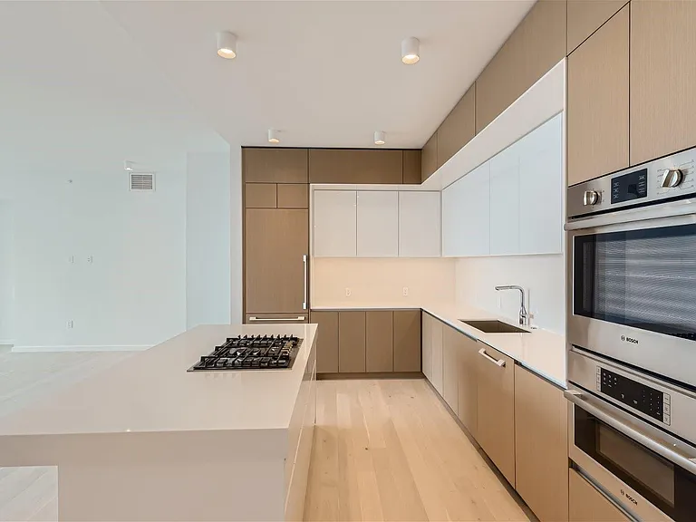 313 W 17th St #1904 — Photo 15