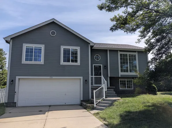 724 Clearwater Dr, Papillion, NE 68046
