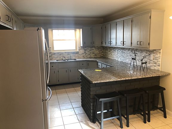 3rd image of 807 Roseland Ave