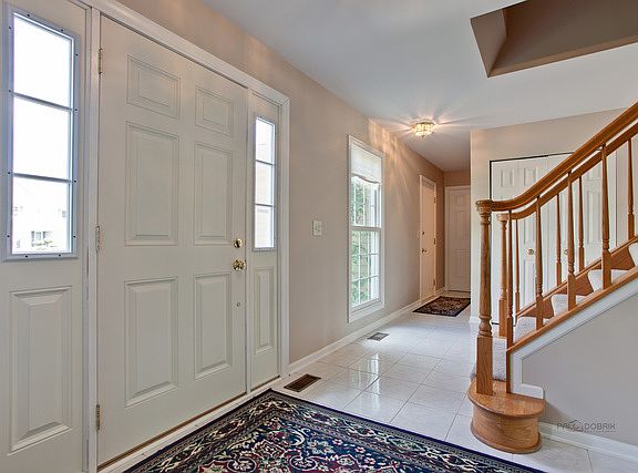 3rd image of 829 Langley Ct