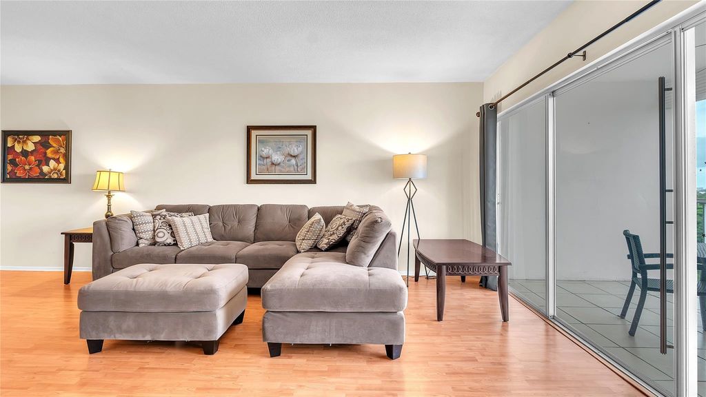 3150 N Palm Aire Dr APT 909, photo 4