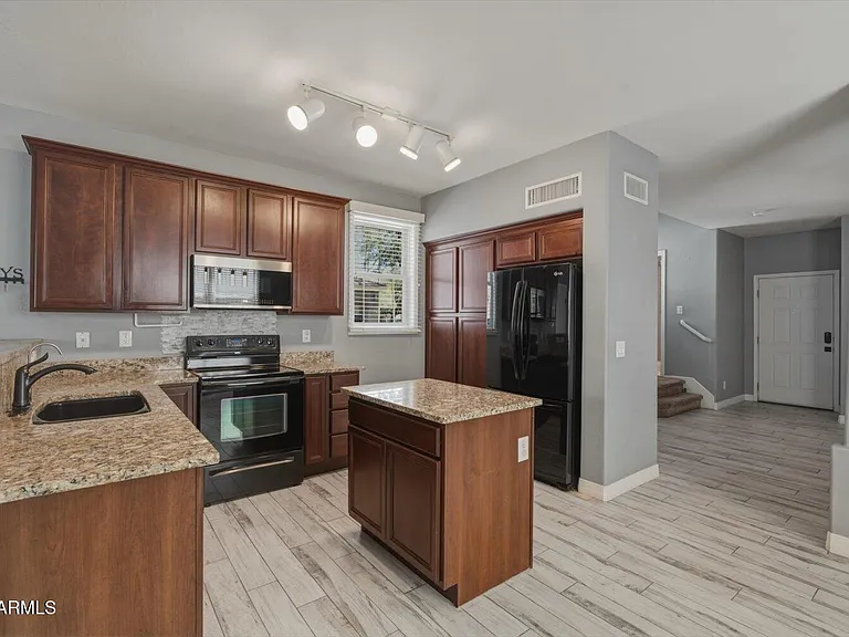 2246 E Fraktur Rd — Photo 9