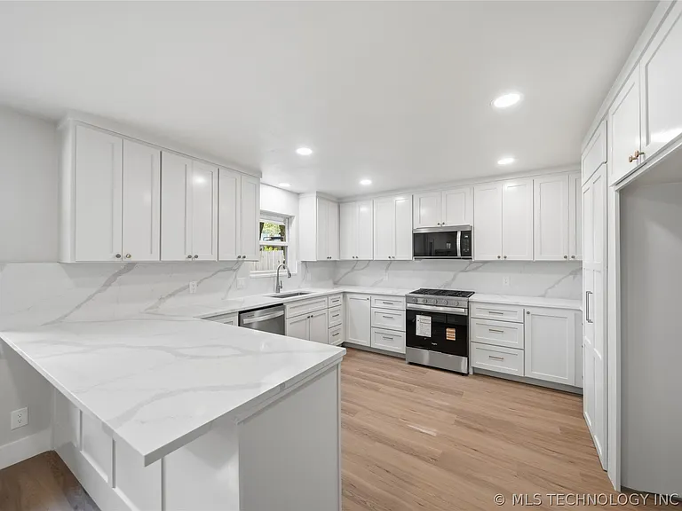 10714 S 86th East Cir — Photo 8