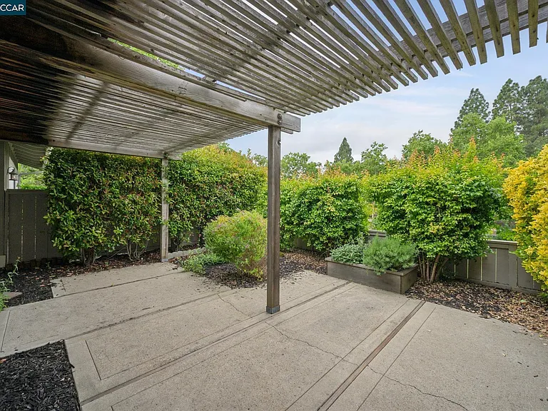 2137 Presidio Ct — Photo 33