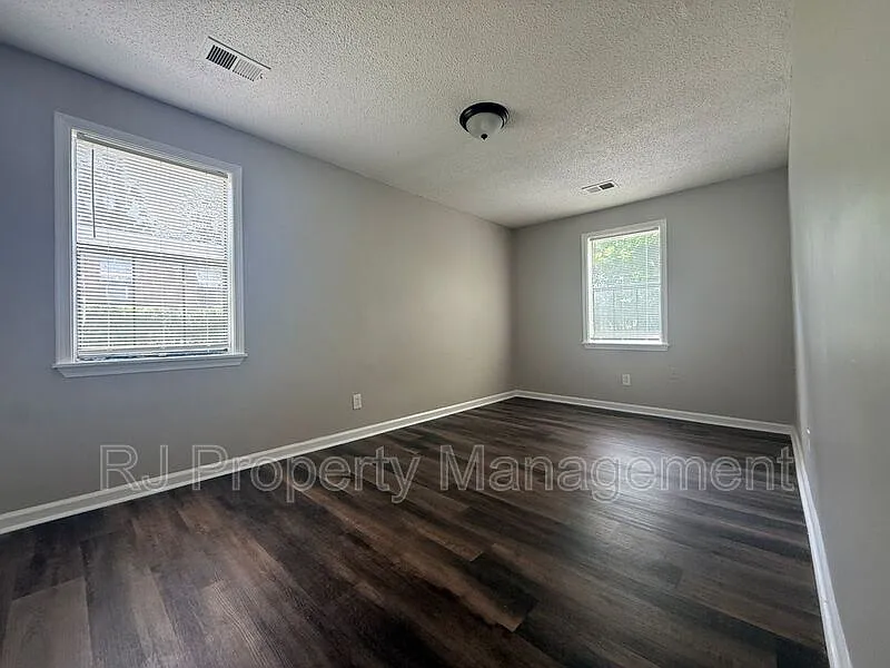 3 bed, 2.0 bath, 855 sqft, $1,195 — Photo 3