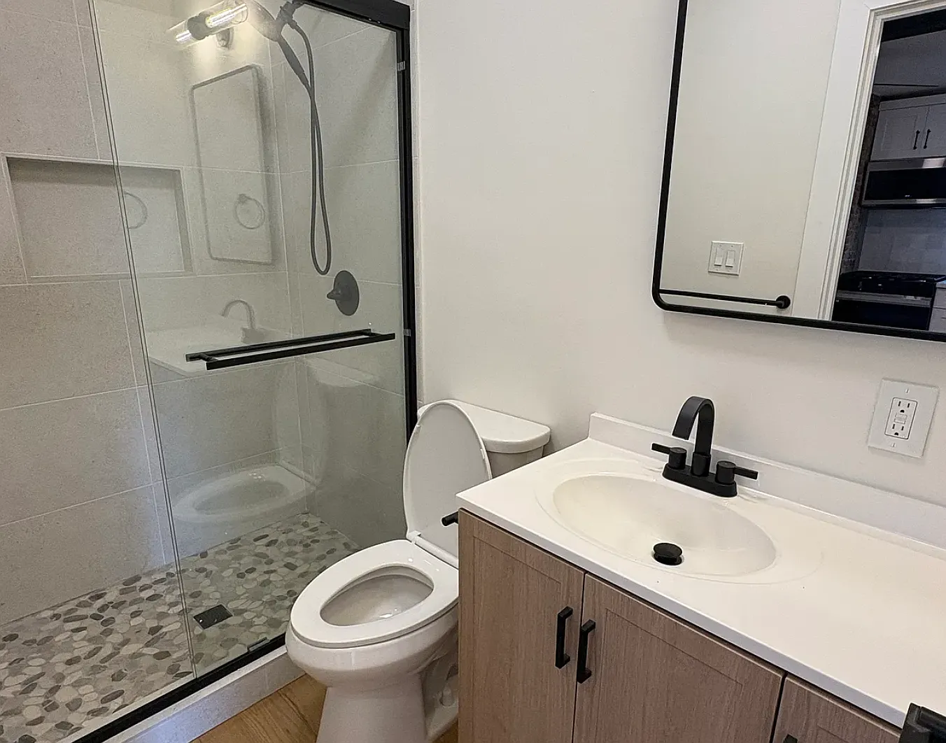 3 bed, 1000 sqft, $4,200 — Photo 1