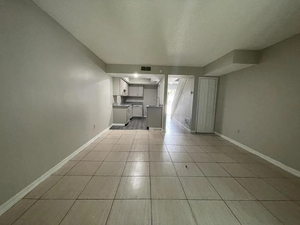 718 W.Columbia Ave. — Photo 3