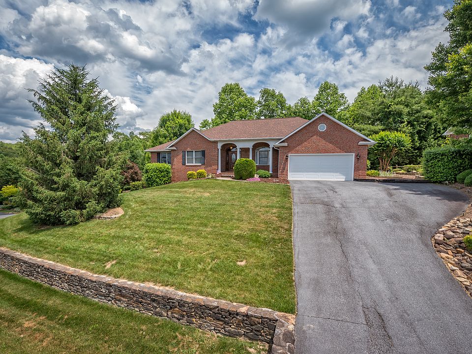 1st image of 346 Mountain Valley Dr