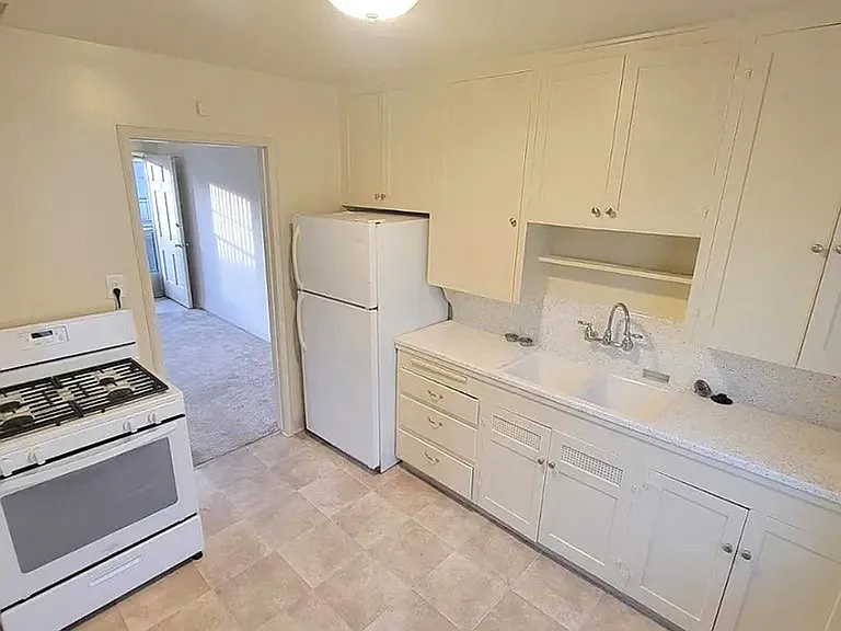 219: 1520 E 2nd St. — Photo 11