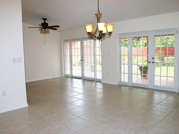 DINING/FAMILY ROOM