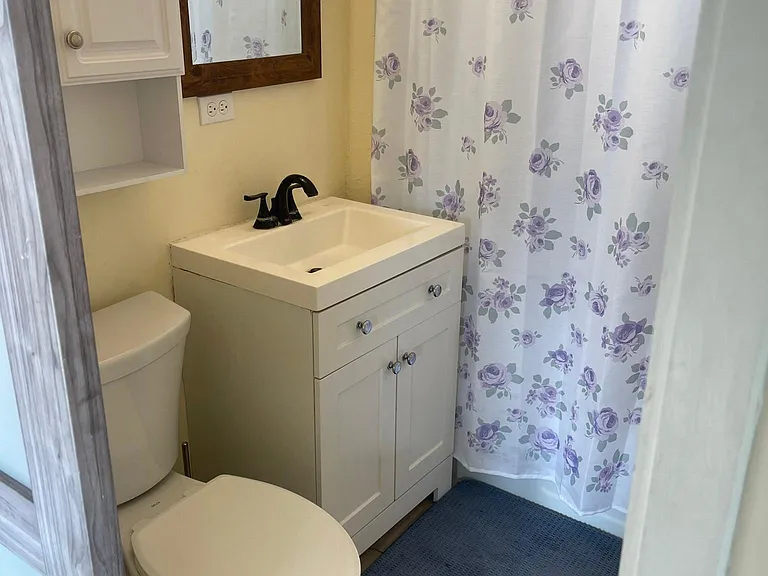 Bathroom w full
Tub