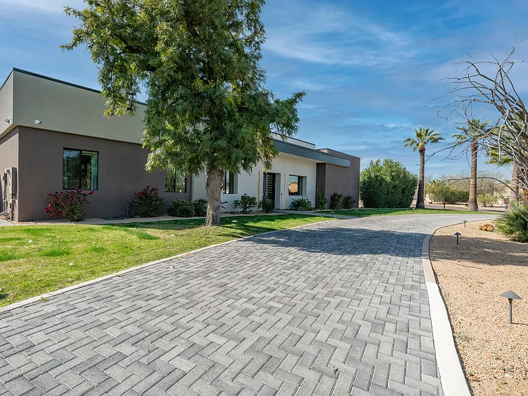7417 E Paradise Dr — Photo 3