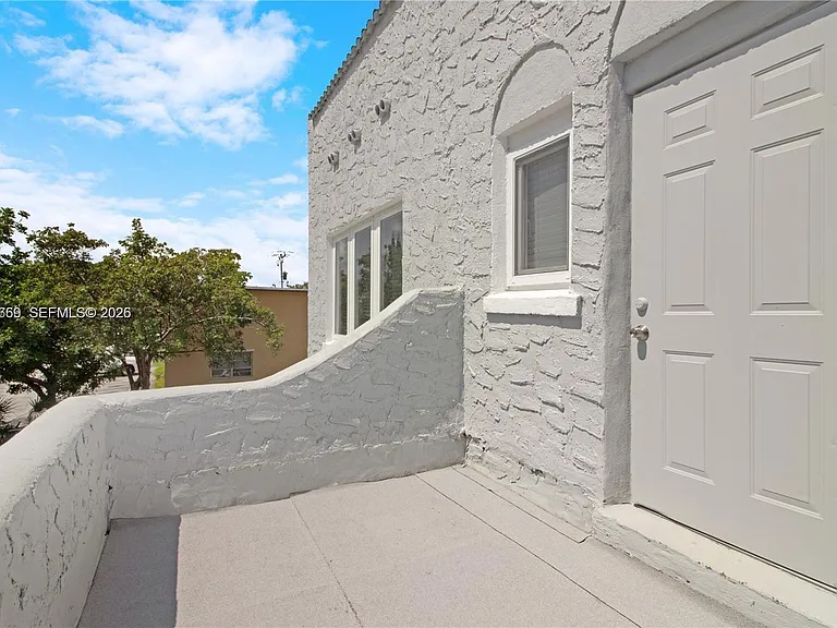 327 SW 20th St #2 — Photo 4