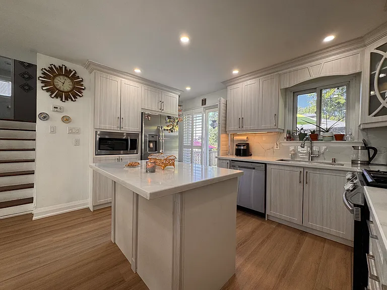 1028 Valentine Dr — Photo 6