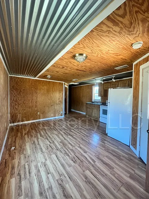 2 bed, 700 sqft, $825 — Photo 2