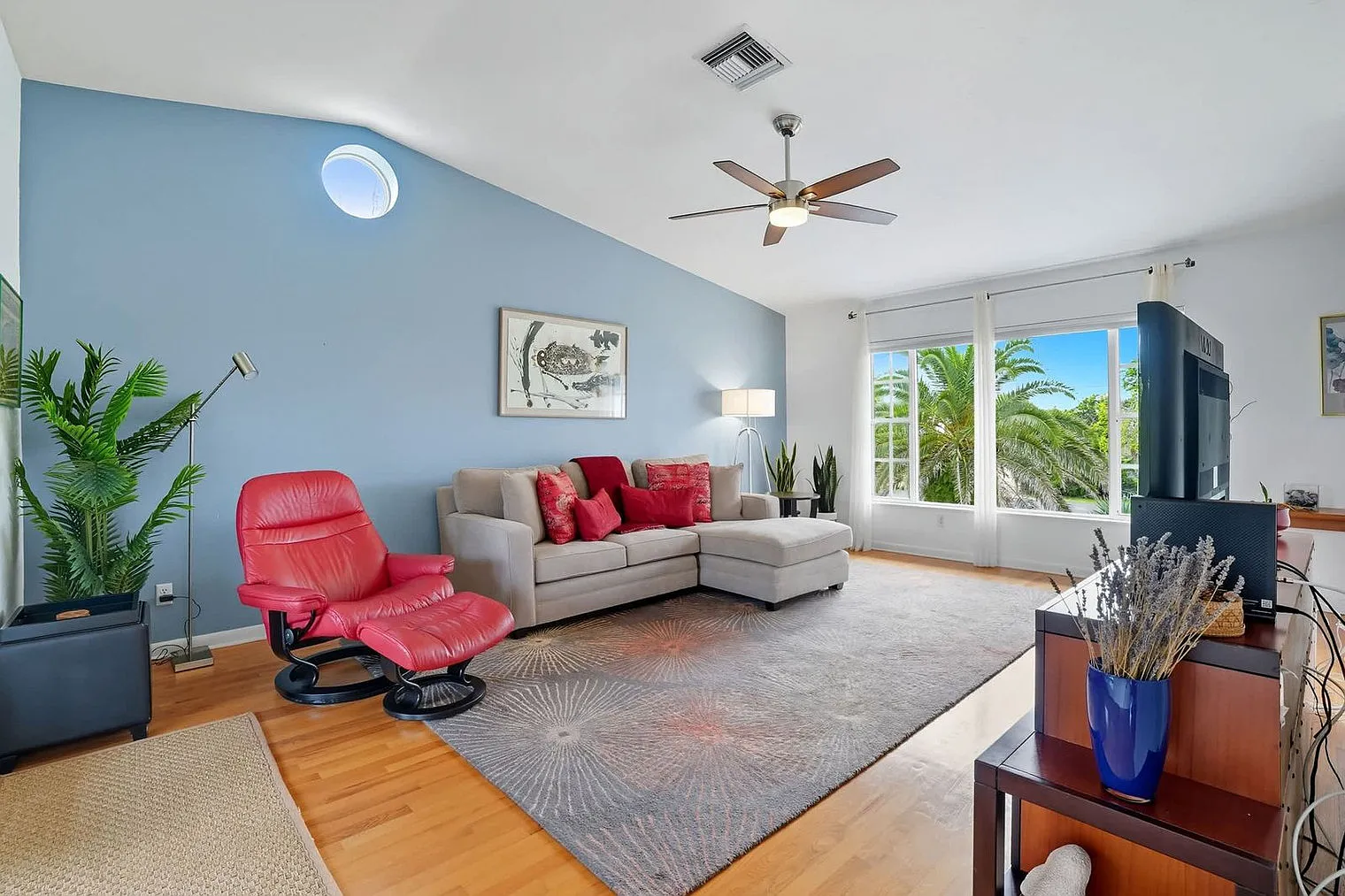 3 bed, 2.0 bath, 1646 sqft, $4,360 — Photo 4
