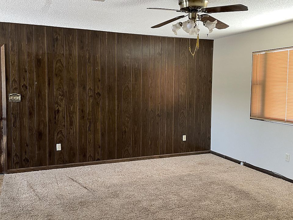 1402 N Green St, Hoisington, KS 67544 Zillow