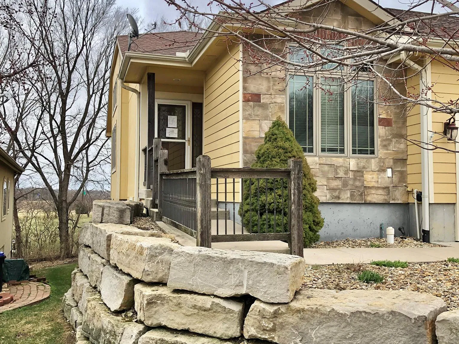 1106 SW Red Oaks Ct — Photo 2