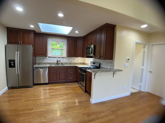 5th image of 41 Davis Ave Unit 1-4
