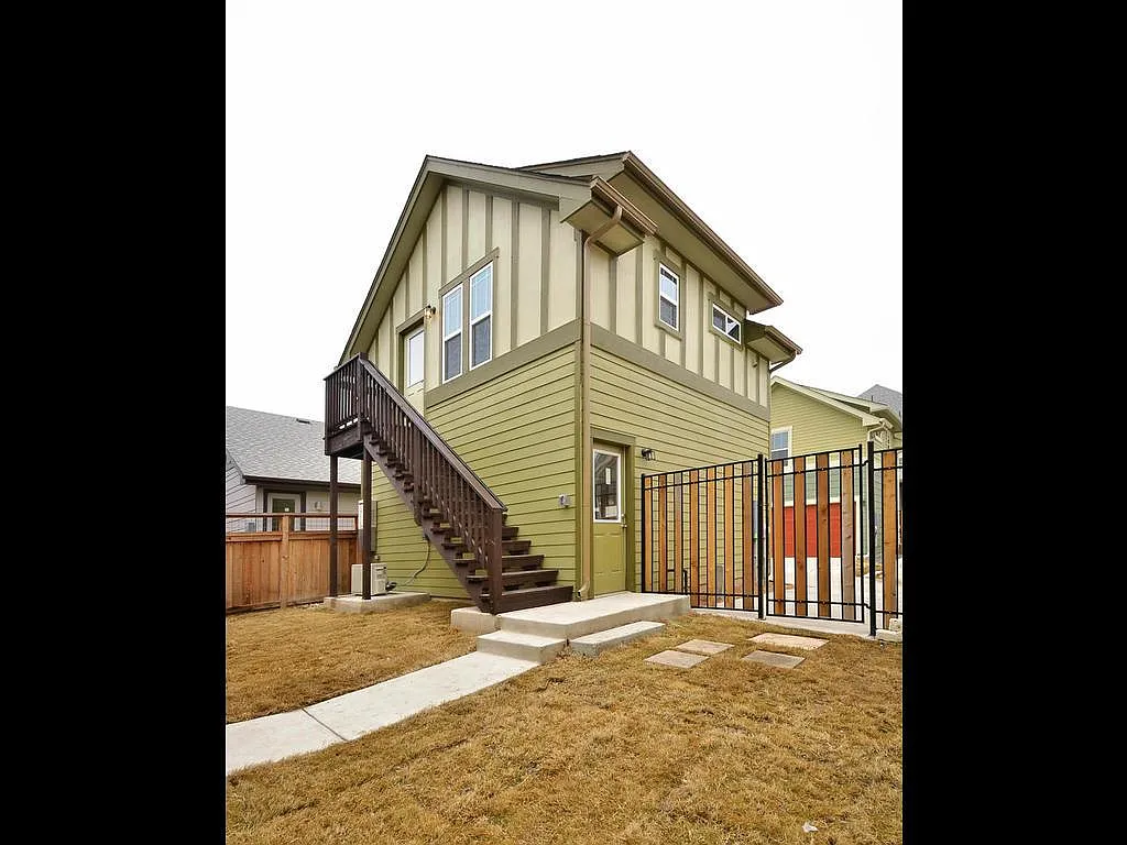 Studio, 450 sqft, $1,250 — Photo 2