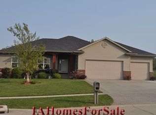 815 White Pine Cir, Robins, IA 52328