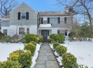 30 Wensley Dr, Great Neck, NY 11021